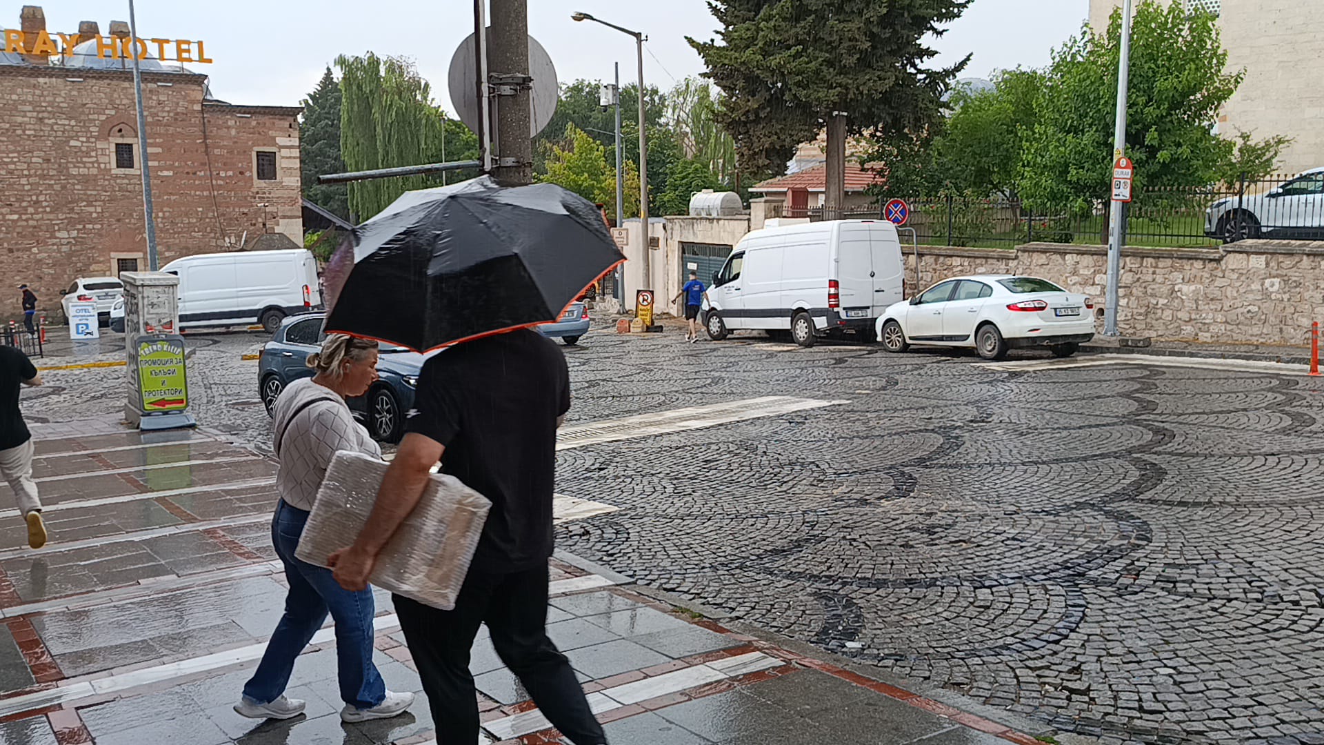 Meteoroloji Genel Müdürlüğü'nün (MGM) uyarısının ardından Edirne'de bugün öğle saatlerinden itibaren sağanak yağış etkili oldu.